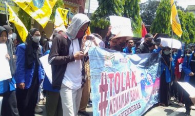 Tolak Harga BBM, PMII Gruduk DPRD Trenggalek