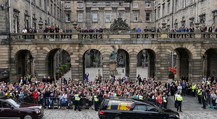 Ribuan Orang Ucapkan Selamat Tinggal Kepada Ratu Elizabeth II