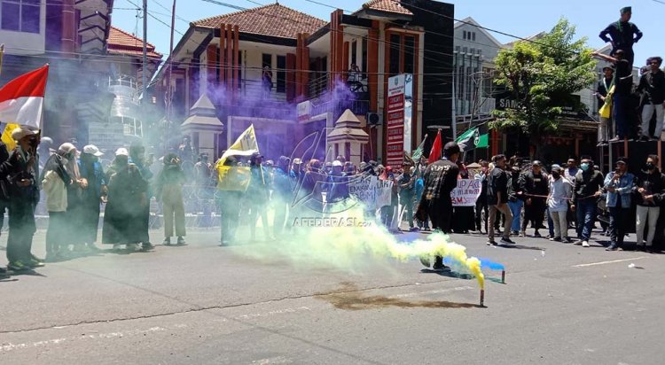 Kelompok Cipayung Luruk Kantor DPRD Situbondo, Tolak Kenaikan BBM