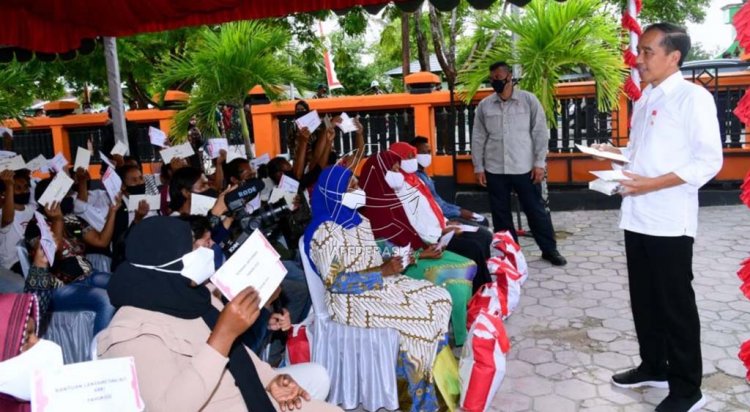 Presiden Jokowi Bagikan Bantuan Sosial di Kabupaten Maluku Tenggara